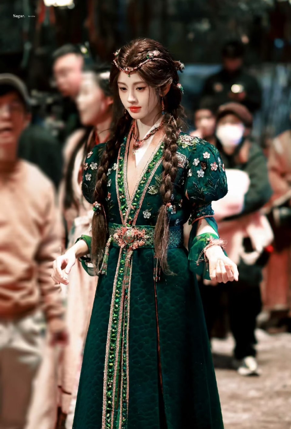 谢娜这个综艺造型和鞠婧祎月鳞绮纪一模一样 ​​​