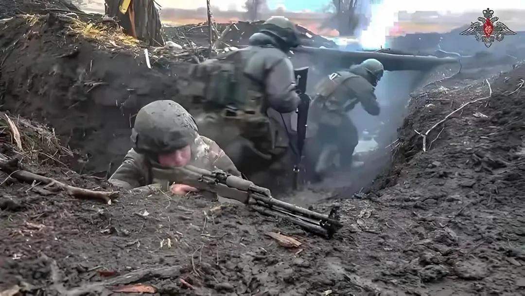 俄军在哈尔科夫北部边界集结7万人马，已经越境，直扑而来，然而美国援助迟迟不到位，