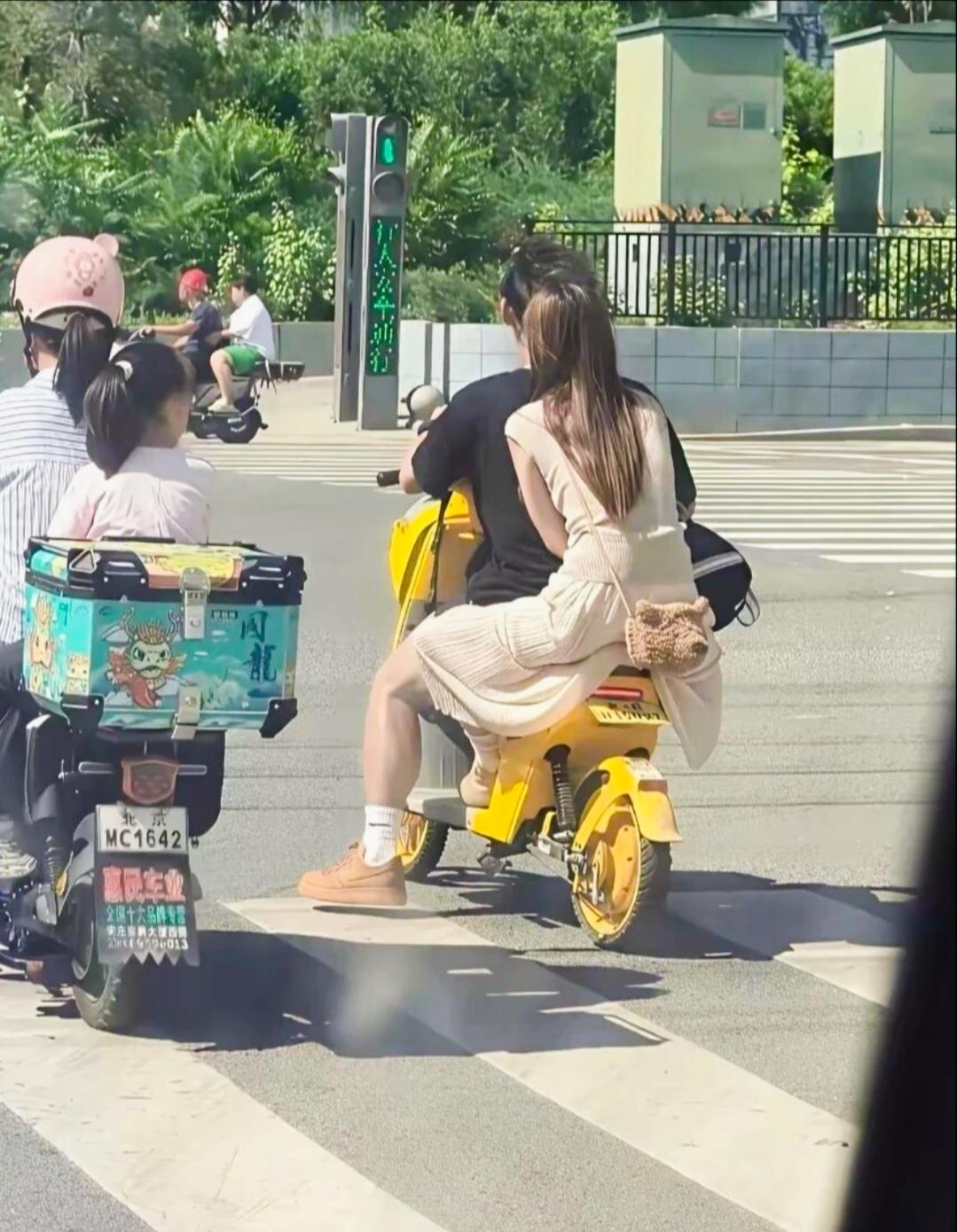美女大粗腿，不会吧？
视觉错位很神奇！
难怪旁边的小女孩都觉诧异！