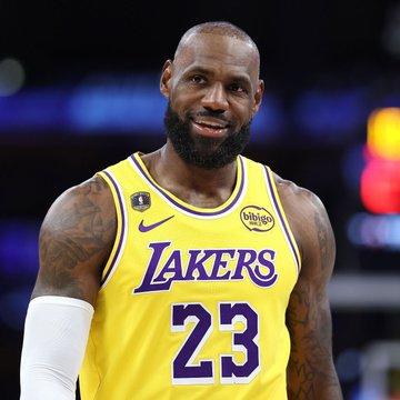 詹姆斯和库里的私下关系是非常好的，但他们的球迷有点对立。詹姆斯谈到了库里穿他的标