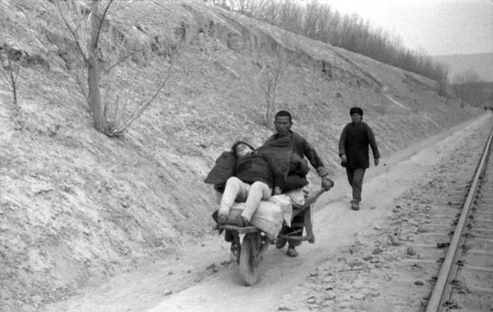 1942 年的河南，大饥荒如恶魔般肆虐。镜头下，土地干裂，庄稼枯萎，一片荒芜景象