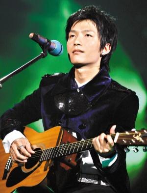 陈楚生的歌里，藏着一间“声音疗愈所”。

没有激烈的高音，没有复杂的编曲，一把吉