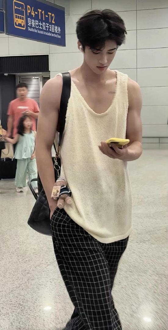 闫桉的腿像开了长腿特效闫桉的腿已经不能用“大长腿”来形容了，得用“望不到头腿”，