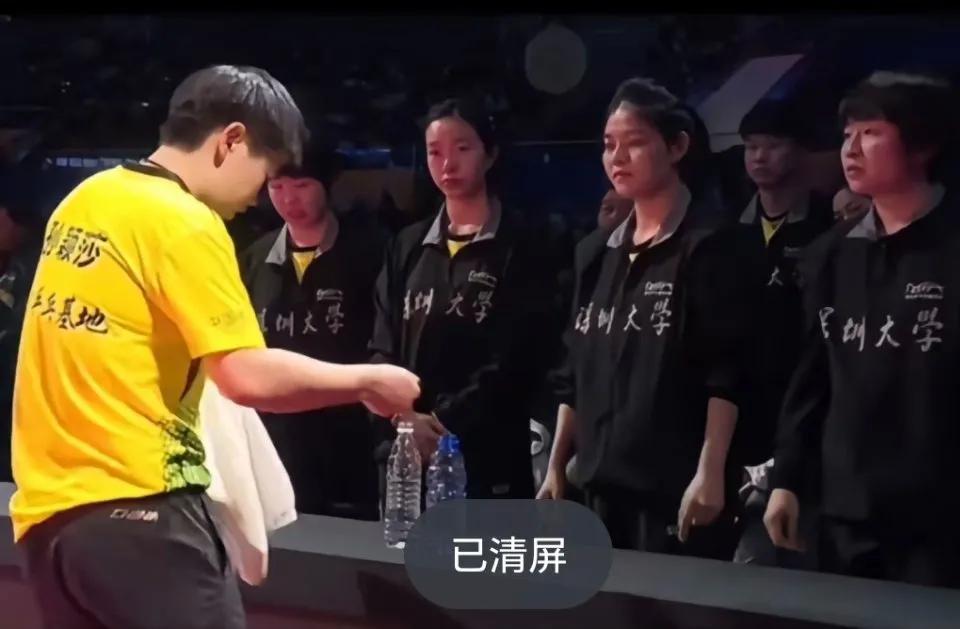 真的笑不活了，四个人愣是没有一个人敢讲话的。[尬笑]
看到这几个人呆呆的看着莎莎