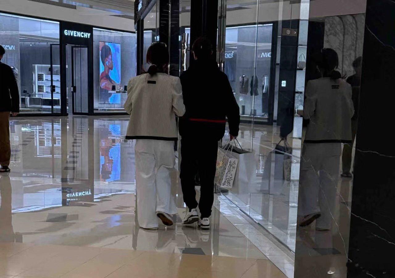 许嵩冯禧挽手逛街，谣言不攻自破，人家幸福着呢[喵喵] 
