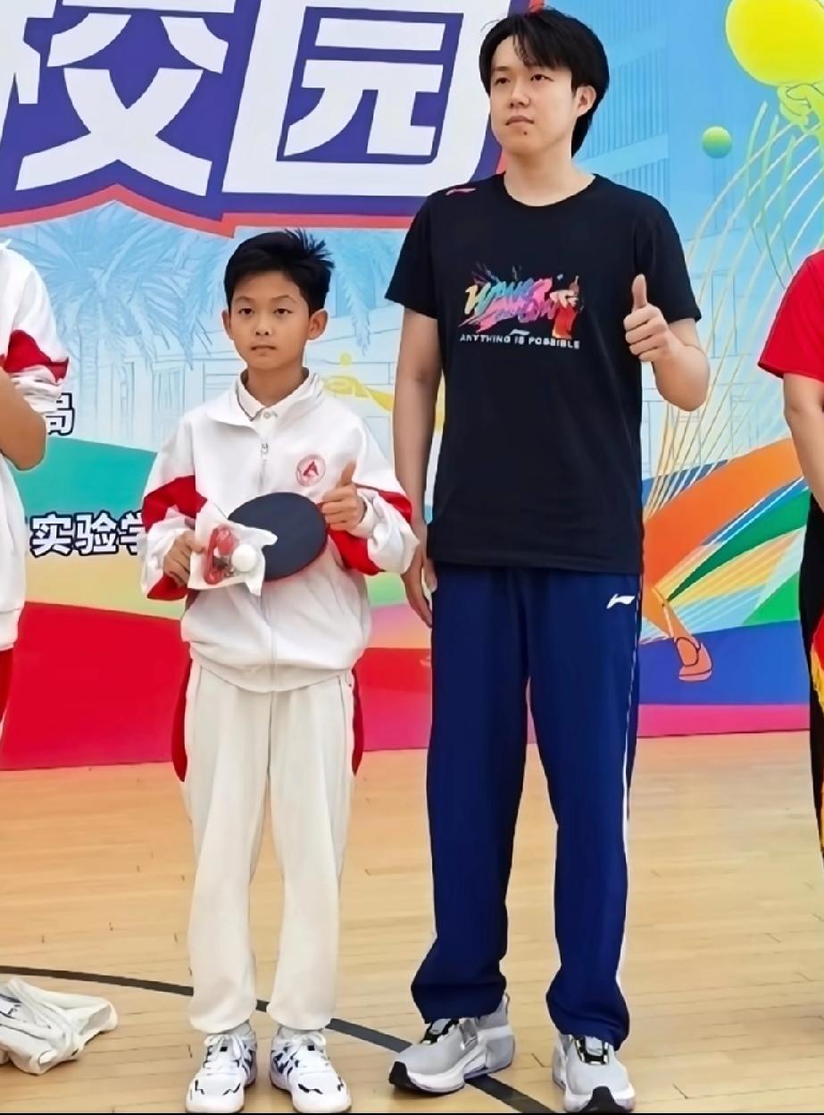 这大概是乒乓少年最幸福的一天✨
 
王楚钦进校园，不仅给小球迷颁奖，还一起合影啦