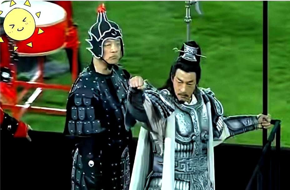 宿迁这波操作真神了！何润东真穿着项羽战甲回老家踢球现场了。
 

原本是网友在评