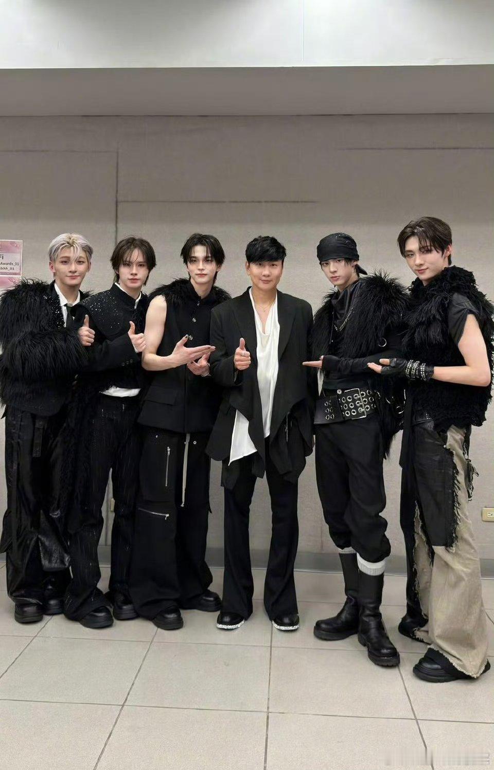 林俊杰 大牌小耍 朴宝剑下场正好遇到唱歌回来的林俊杰，两个人又开始互笔大拇指夸奖