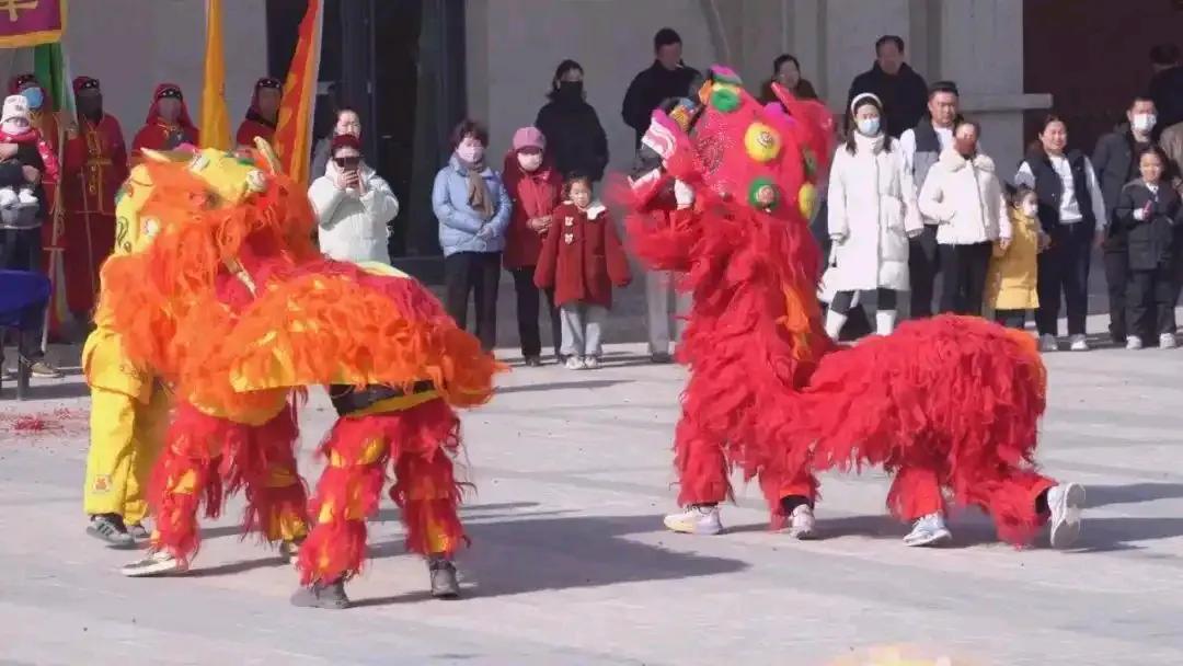 这是北狮，敦煌是西北地区，应该是北狮，广东是南狮，广东是南方地区。近年来，是广东