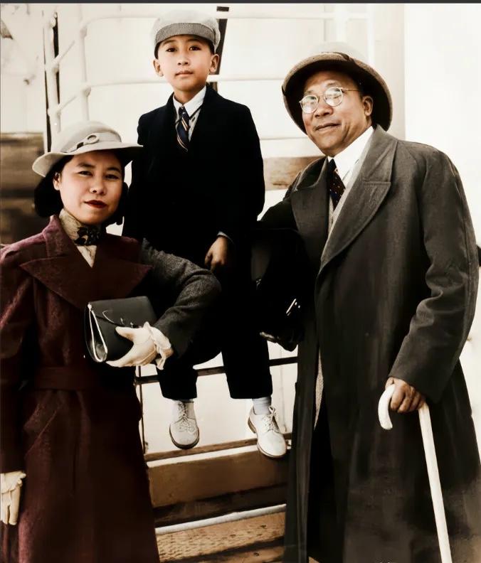 1937年，杨虎城与夫人谢葆真及儿子杨拯中的最后一张留影，当时三人正在归国的邮轮