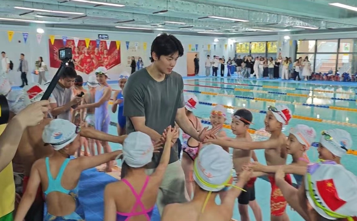 偶既不是这群小孩也不在对岸观望却在屏幕前心痒