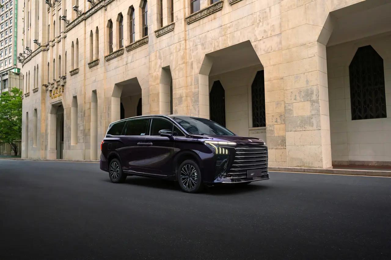 星海V9内饰采用棱角分明的设计语言，提升了层次感与辨识度，中控区域以16.2英寸