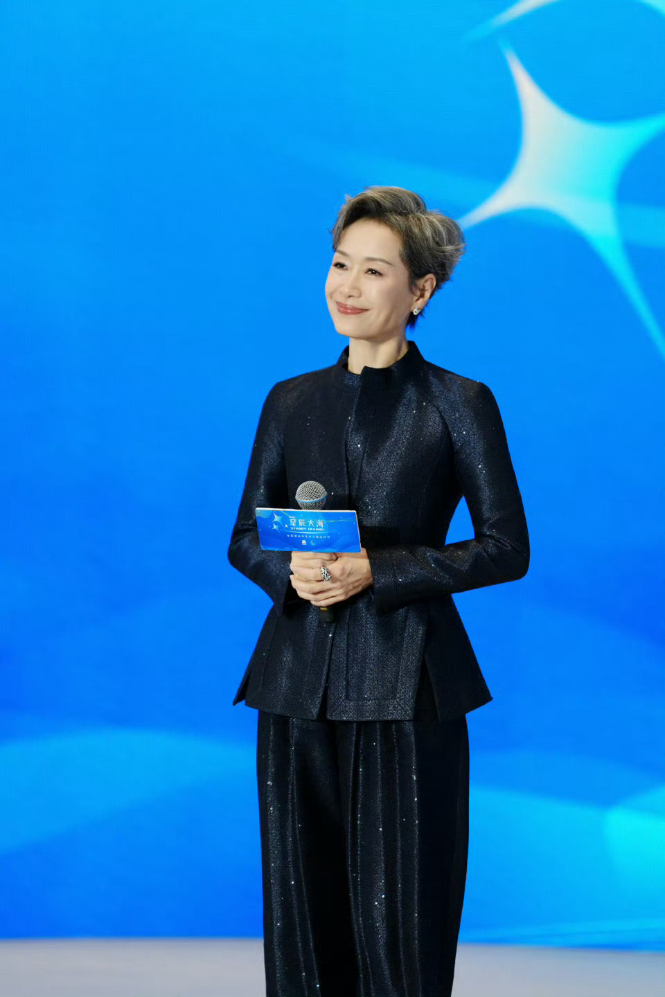 看到思思说的最后一点是尊重，震惊之余一想也确实如此，只有真正认同、爱护自己演员的