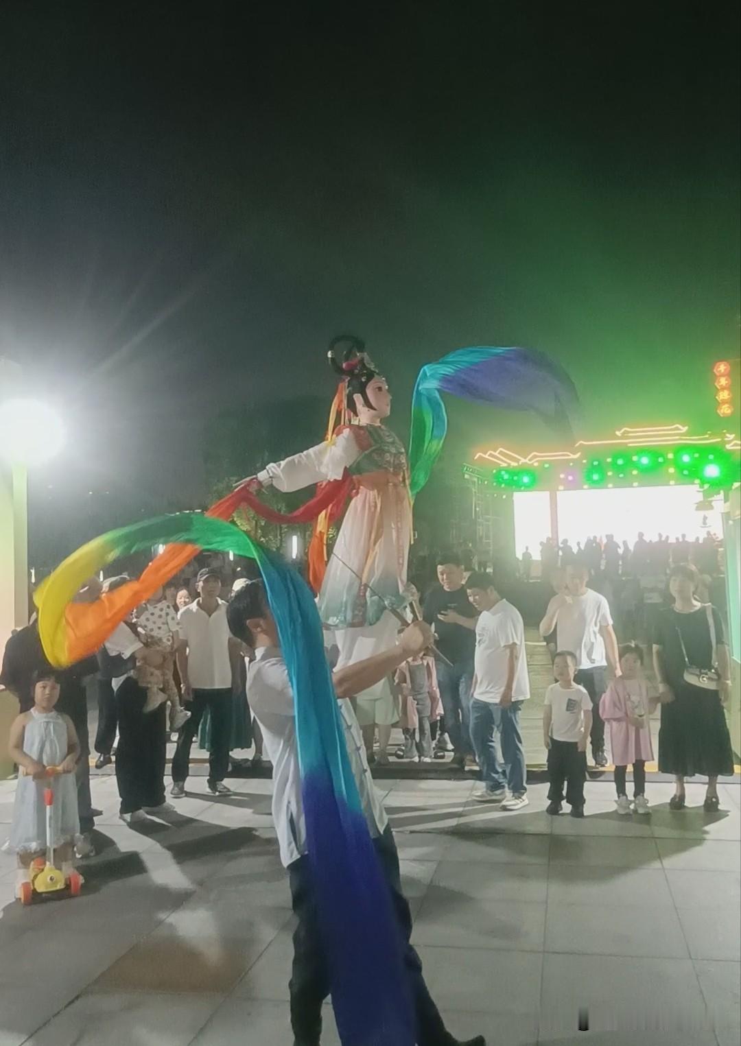 温州非遗木偶戏传承人现场表演，以精湛技艺让木偶“活”起来。图中木偶身着华美戏服，