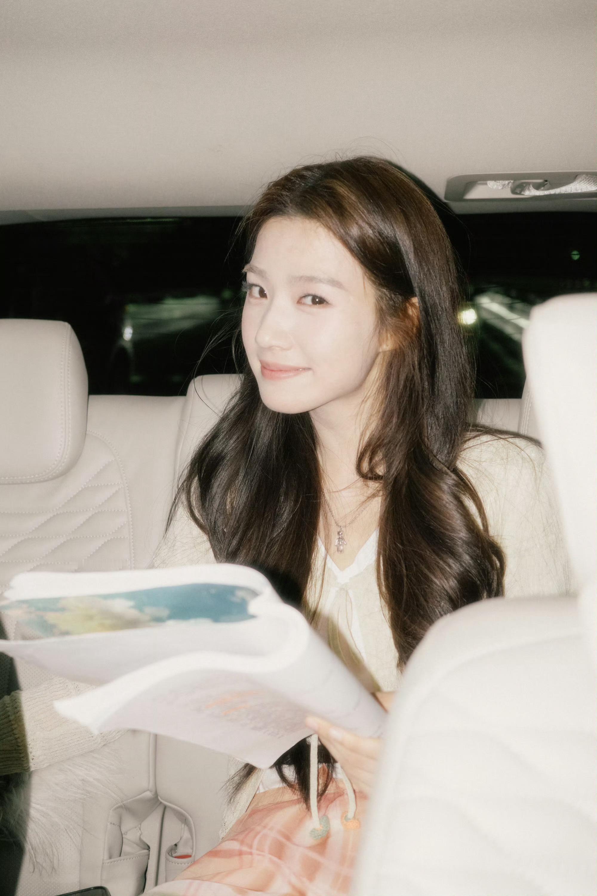 卢昱晓跪下和粉丝合照 好真诚的晓晓卢昱晓和小雨露永远双向奔赴