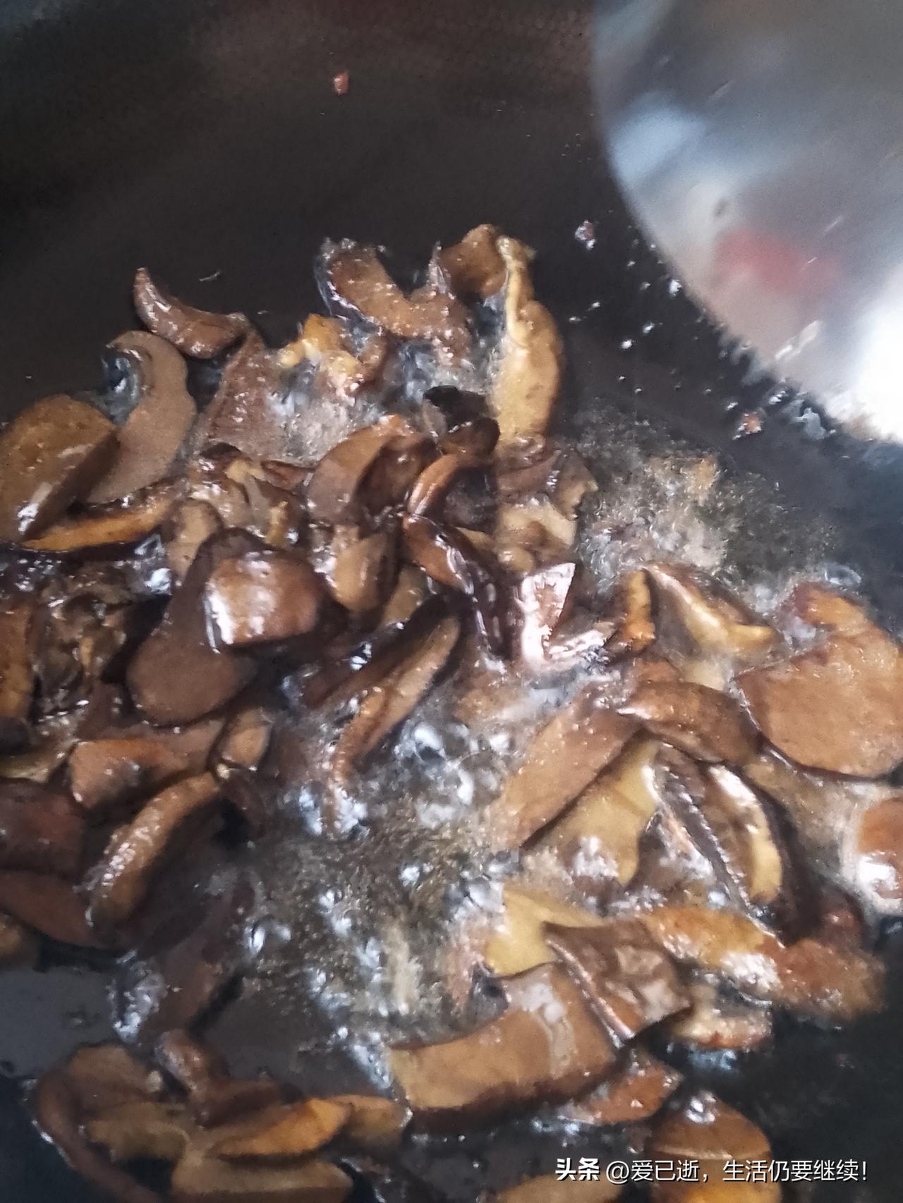 说出你最爱的云南野生菌我最喜欢牛肝菌和青头菌，牛肝菌炒，青头菌煮汤最好吃！青头野