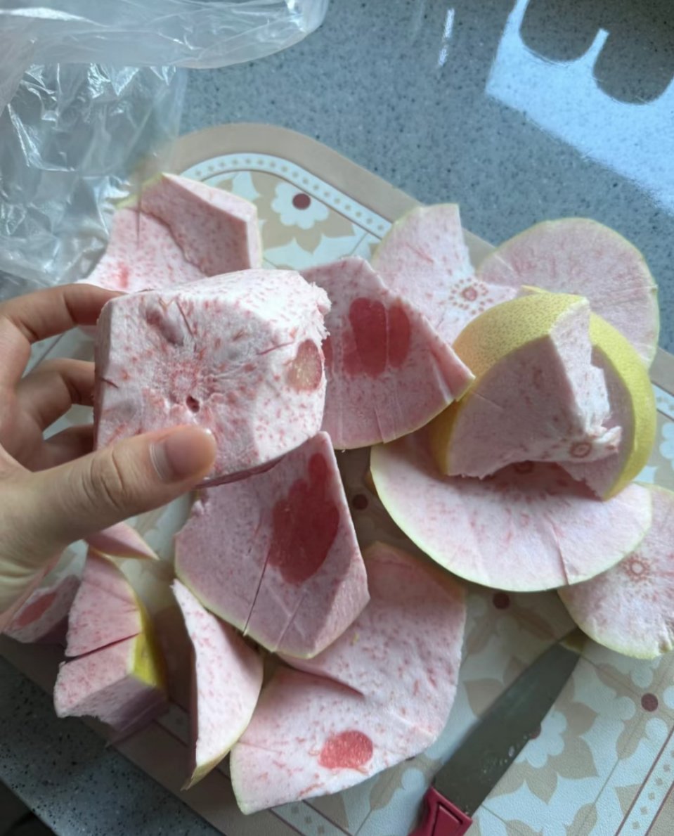 还是那句话赌石不如赌柚子内在美。。。。。。不切到最后永远不知道里面到底会有什么