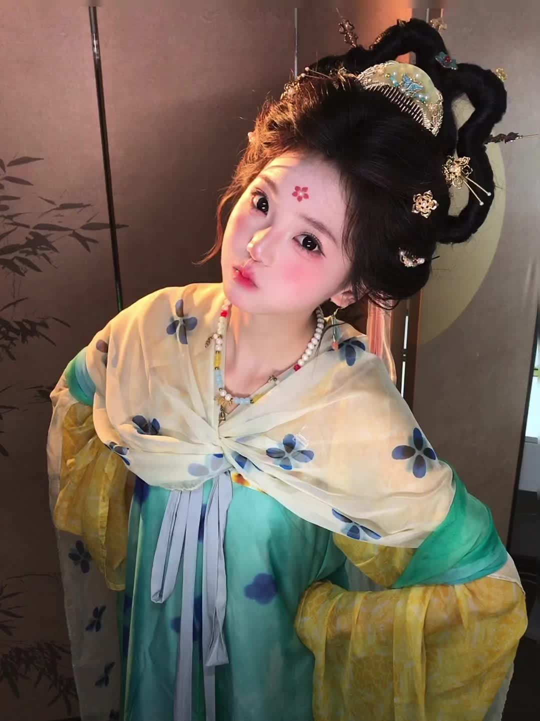 谁在梳妆 惹来邻家少年郎