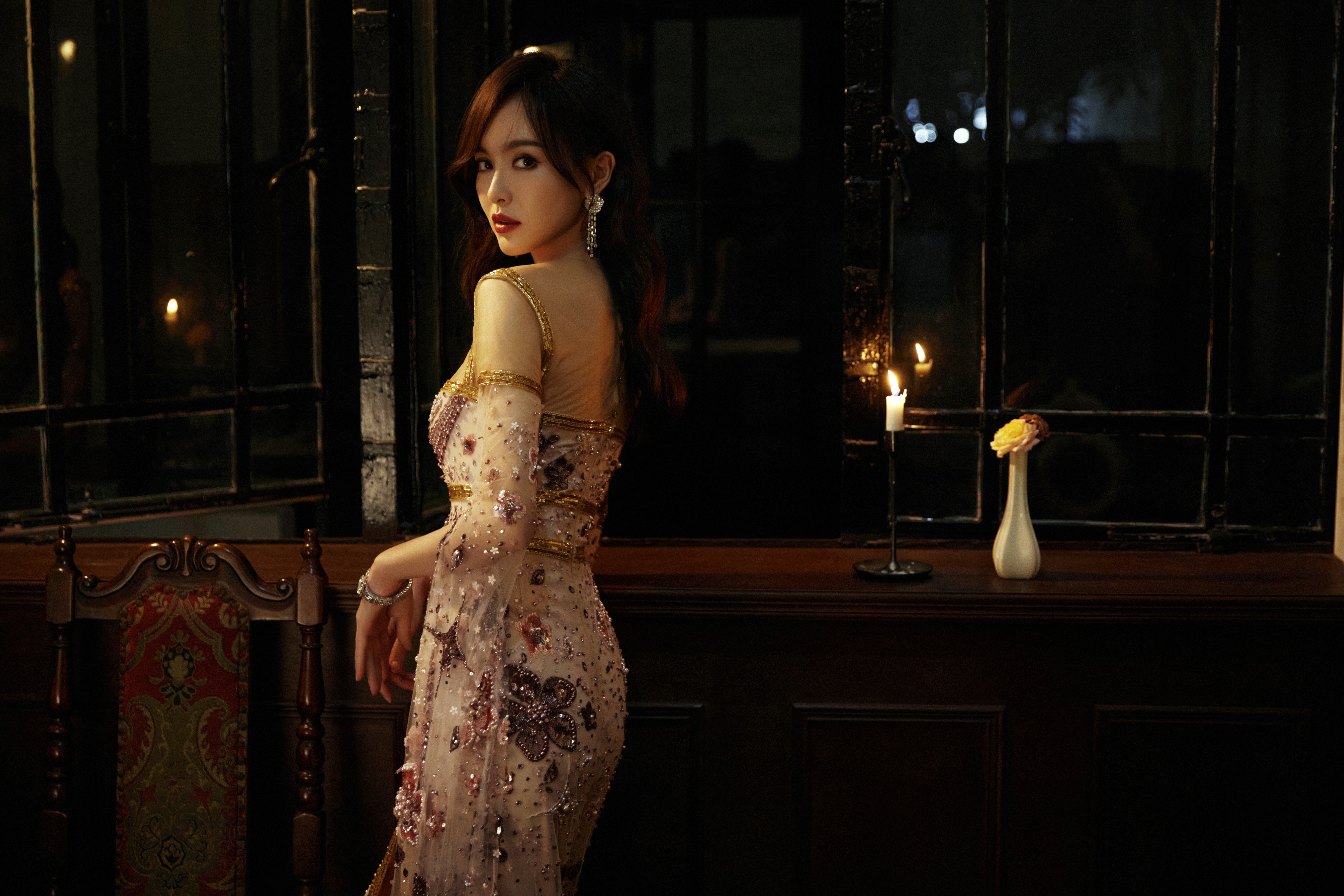  佳人倩影，明暗交织；薄纱轻动，衣袂翩跹渲染复古慵懒氛围💜 ​​​