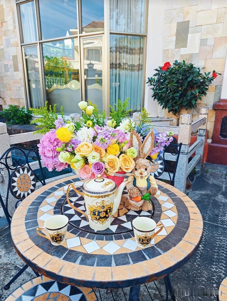 不知道你们会不会这样？

我有一个玩得很好的女性朋友，每次我看到她认识新的女性朋