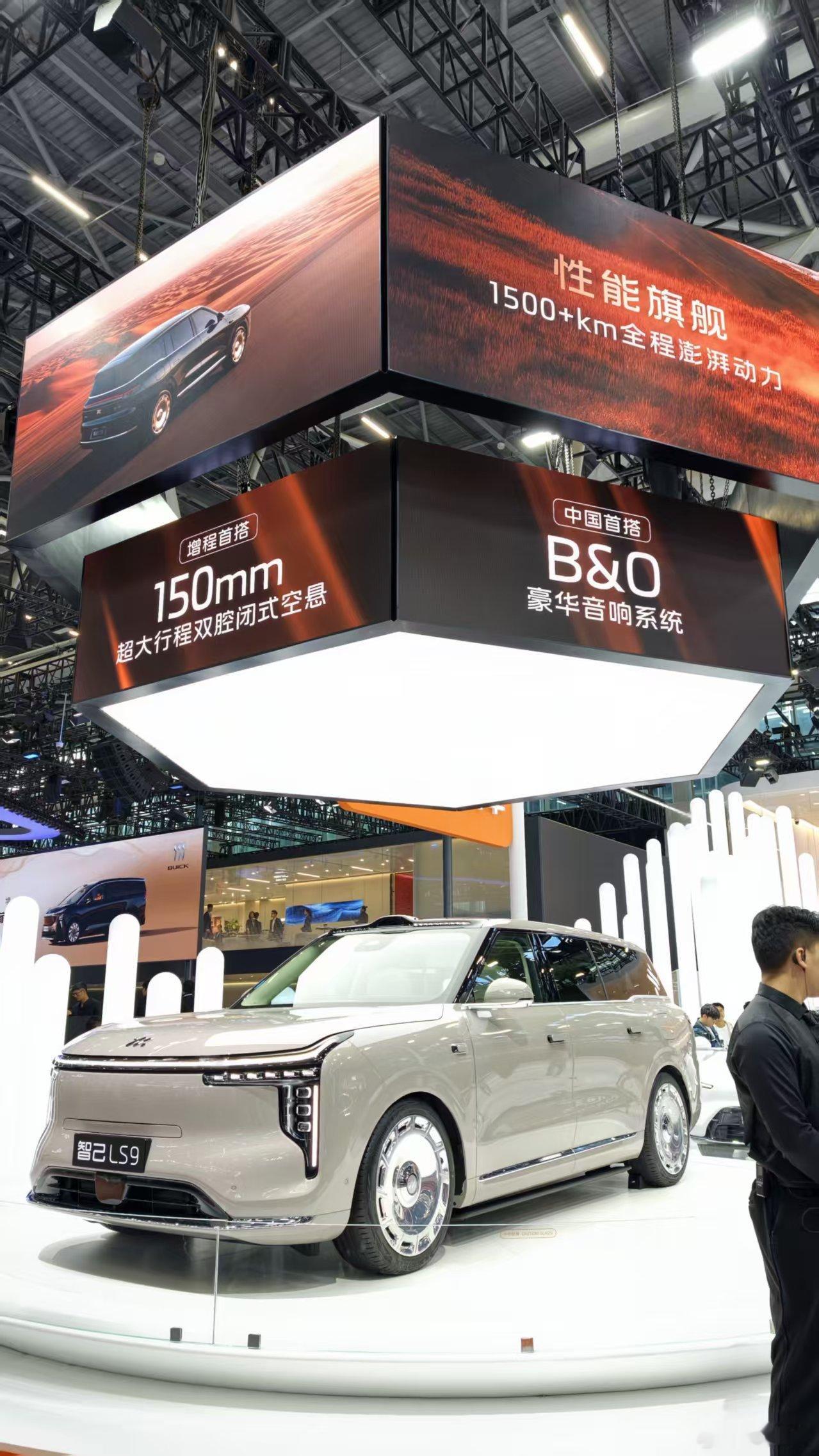 在智己展台，简单感受了智己的当家旗舰智己LS9，我突然明白，智己LS9上市仅25