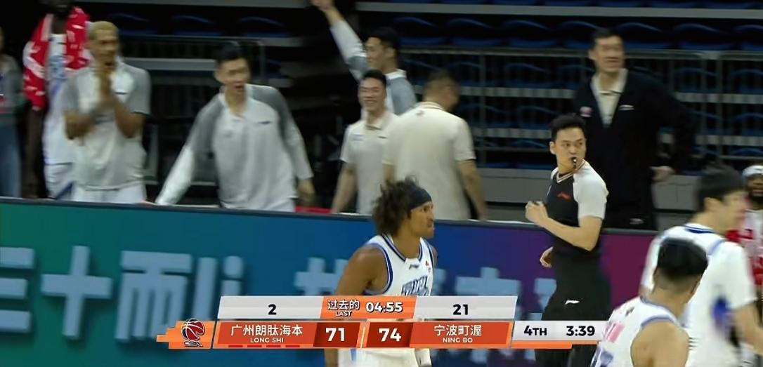 龙狮主教练米歇尔这次彻底把球迷惹恼了！广州龙狮领先14分被宁波逆转之后球迷怒了，