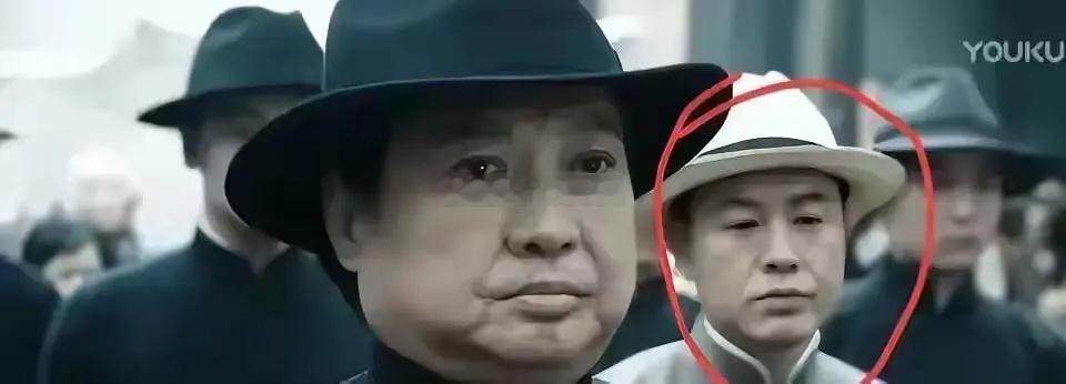 张颂文十年前了，就与洪金宝拍片了。这个时候还是个跑龙套的​​​
