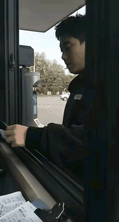 没想到王励勤这次下了死命令，
说好的是封闭训练，
没有请假条，
谁来都不好使，