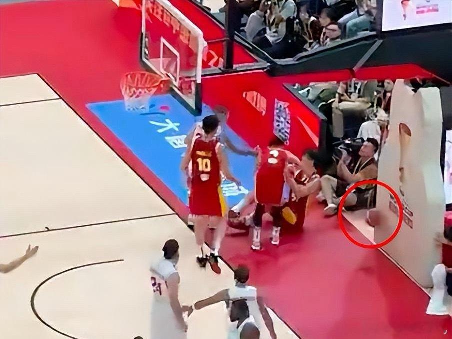 在男篮世预赛中国对阵黎巴嫩的焦点战中，发生了一起令人错愕的赛场插曲。第四节比赛中