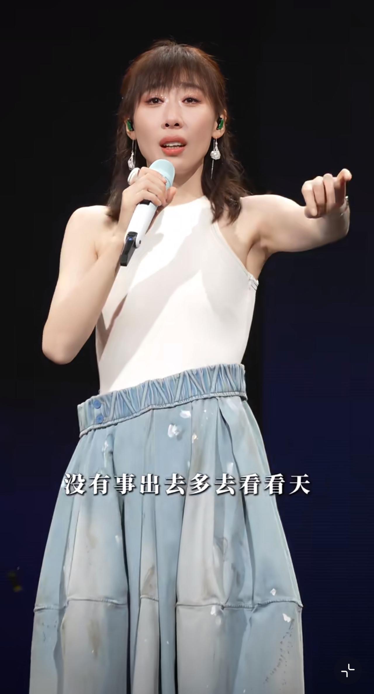 任素汐今年真的是赢麻了
凭借着《无尽的尽头》
提名白玉兰最佳女主角
现在又在深圳