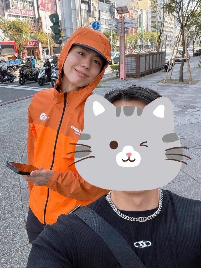 高雄偶遇朴宝剑 台湾街头偶遇朴宝剑，去到哪都坚持运动的哥！台湾街头偶遇朴宝剑