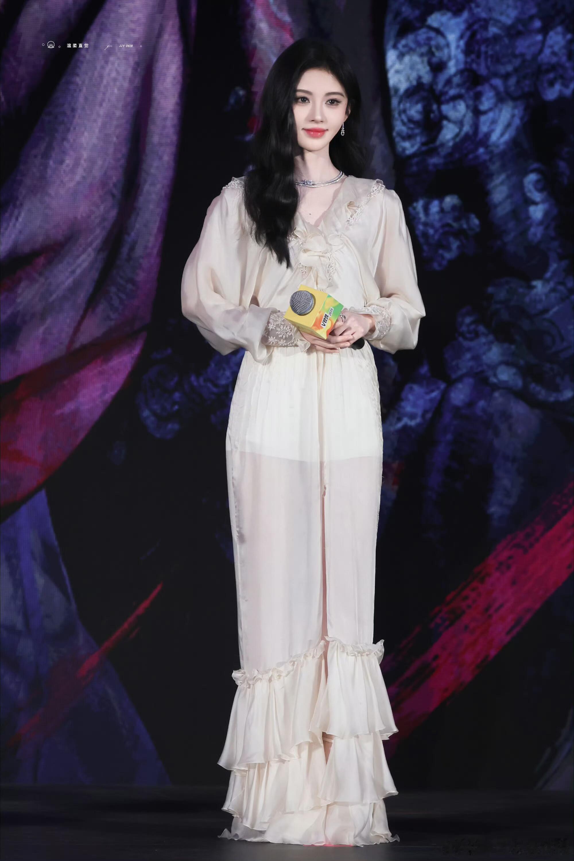 鞠婧祎今天出席V视界大会造型，衬衫连衣裙配FRED珠宝非常亮眼，温柔系小鞠！鞠婧