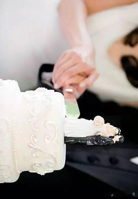 印度女同事过生日的时候，我用左手喂了她一块蛋糕，没办法呀，我是左撇子！
其实，我