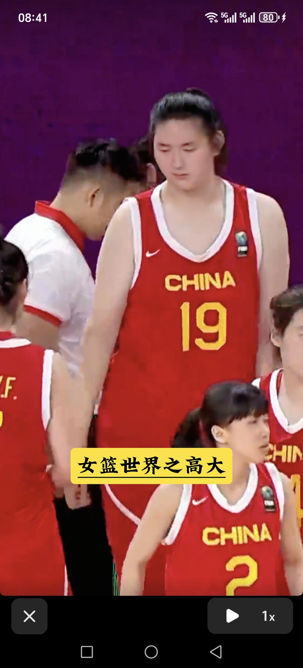 中国女篮世界之高大中锋张子宇登场！10号底线发球开始，队友持球就向前冲，一个高抛