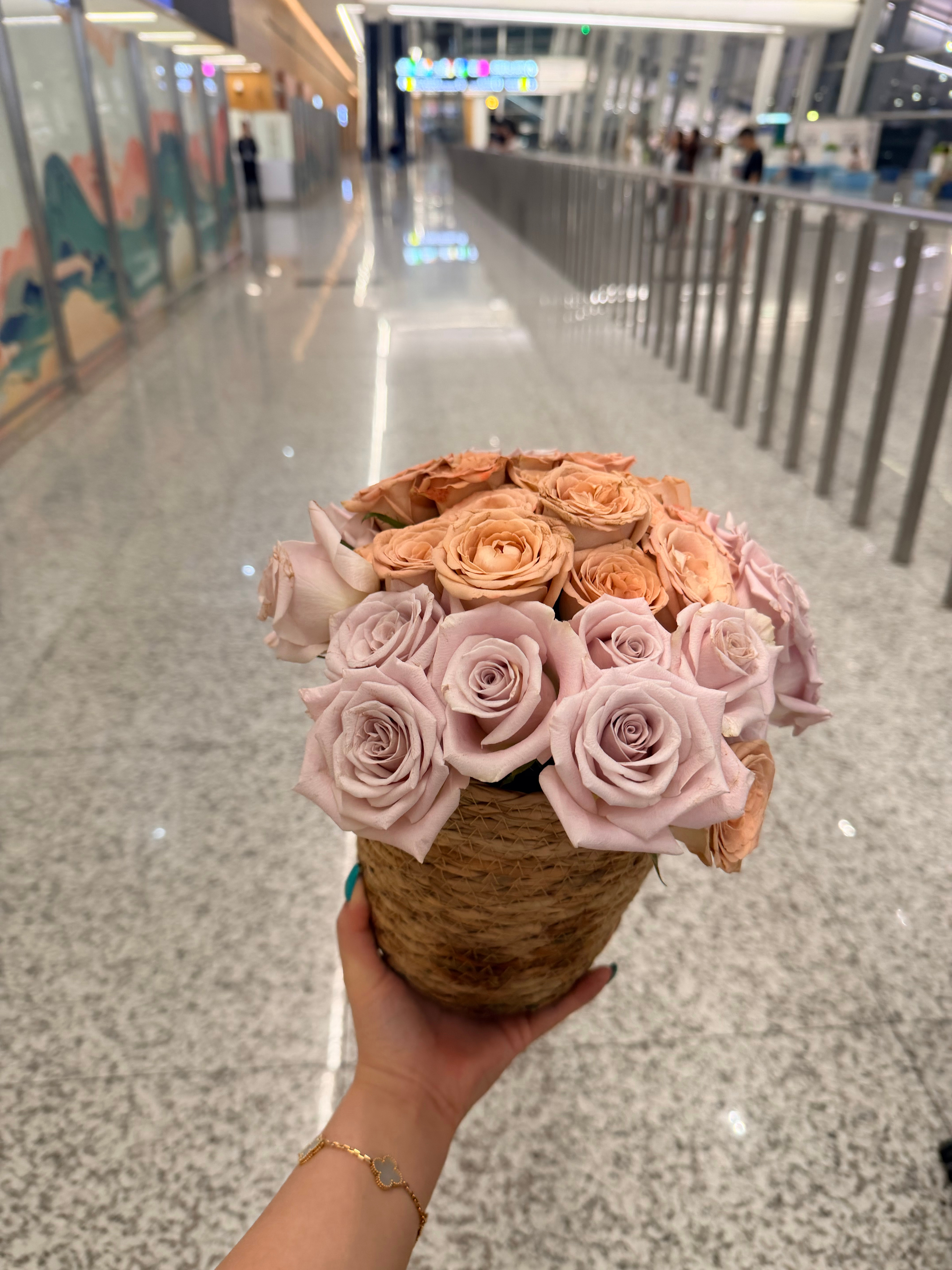 笑死了 刚出海关就看他鬼鬼祟祟蹲在那出来的时候拿了一钵花🌹他说在我团里买的花太