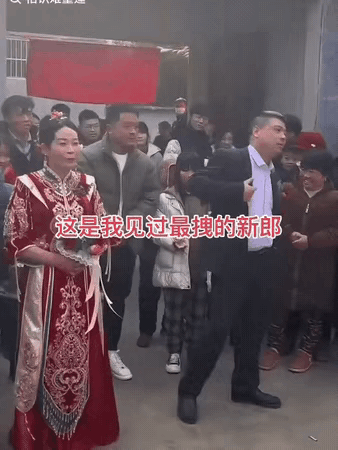 这婚难道是非结不可吗？看到婚礼现场这位新郎的表现，也真是让人一言难尽了，不仅刻意