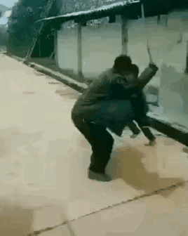 我们老一辈小时候都是这样，被家长打的来回跑，现在没有这样家长打孩子了，家长都在为