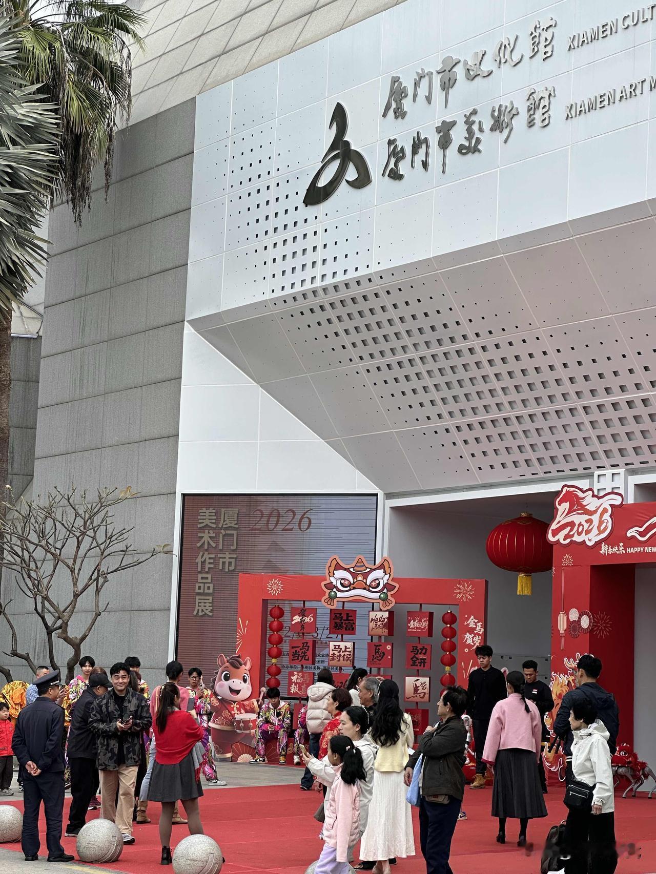 初一看画展，与自己入展作品合照。祝福大家马年大吉！马上有福。