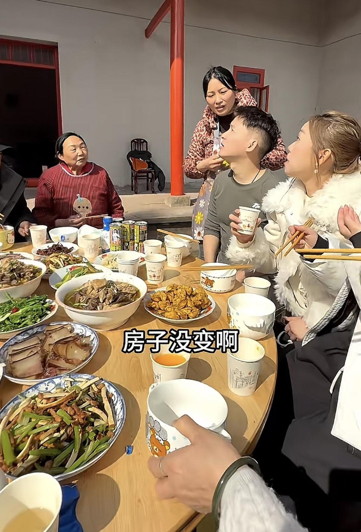 谢浩男妈妈带着四个孩子回娘家了！这个视频太爱看了，看到满满一大桌的菜，想起了谢浩