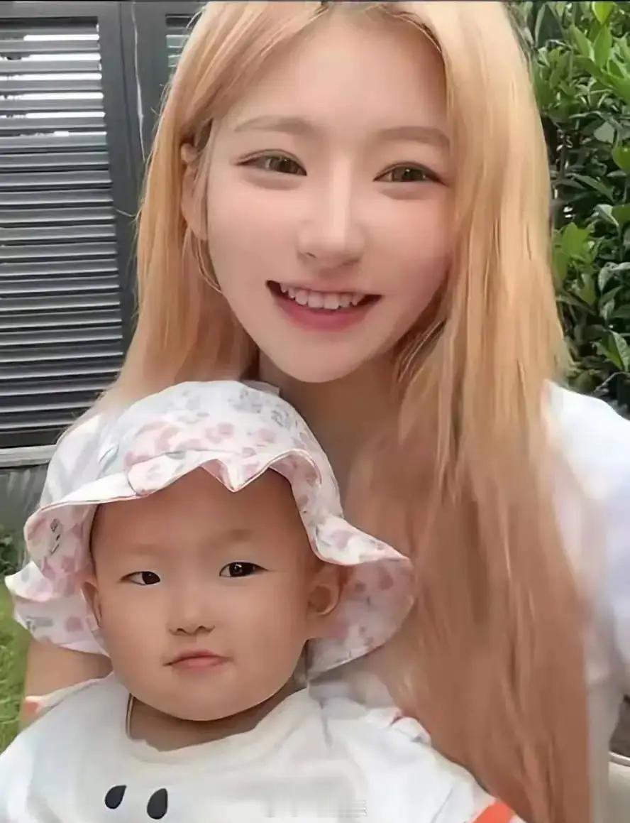 #黄一鸣女儿开始接广告了# 黄一鸣在直播中回应王思聪不给自己和小孩抚养费的传闻，