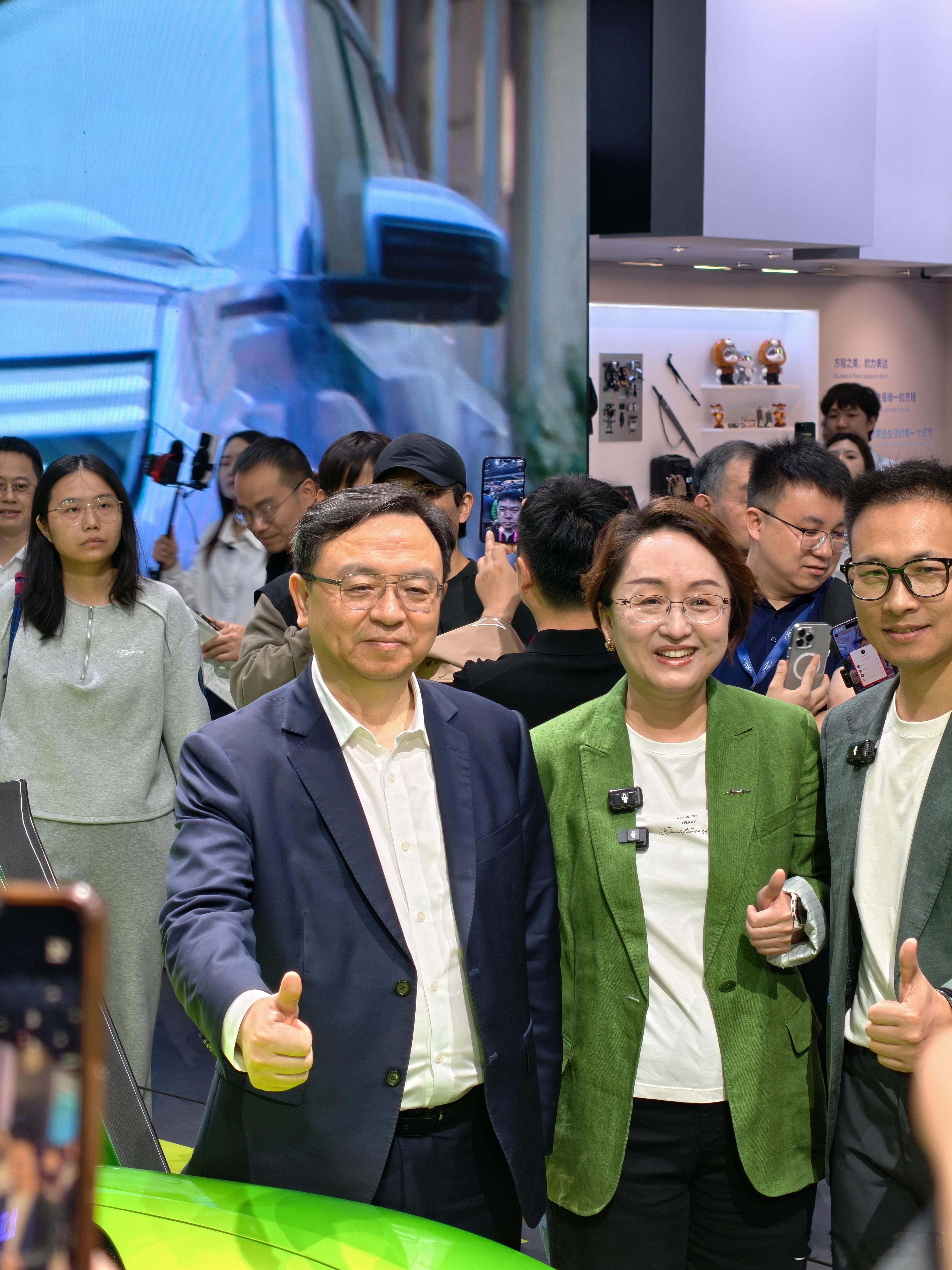 船夫哥在北京车展上称赞了方程豹的外观设计跟内观设计。他说：「现在外观设计和情绪价