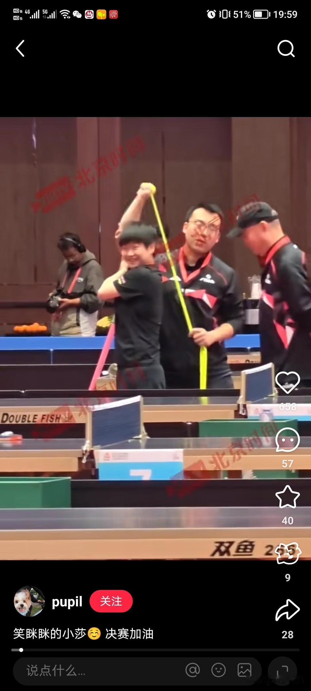 刘炜珊对莎莎也是真的好。
今晚全运会女单决赛是孙颖莎对阵王曼昱，赛前莎莎热身时，