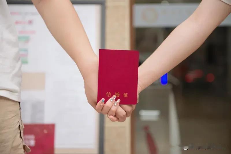 如今，三大怪象正冲击着一夫一妻制。从数据看，结婚登记数量大幅下降，2024 年全