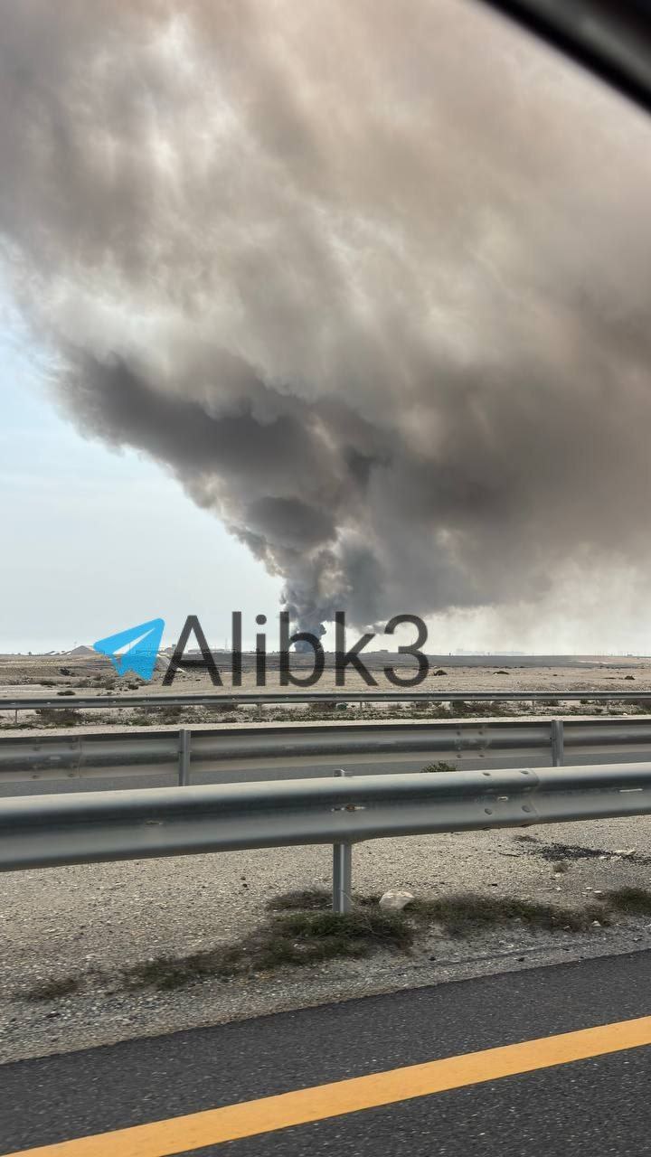 巴林谢赫伊萨空军基地遭袭，滚滚浓烟腾空而起美伊以冲突中东局势烽火问鼎计划