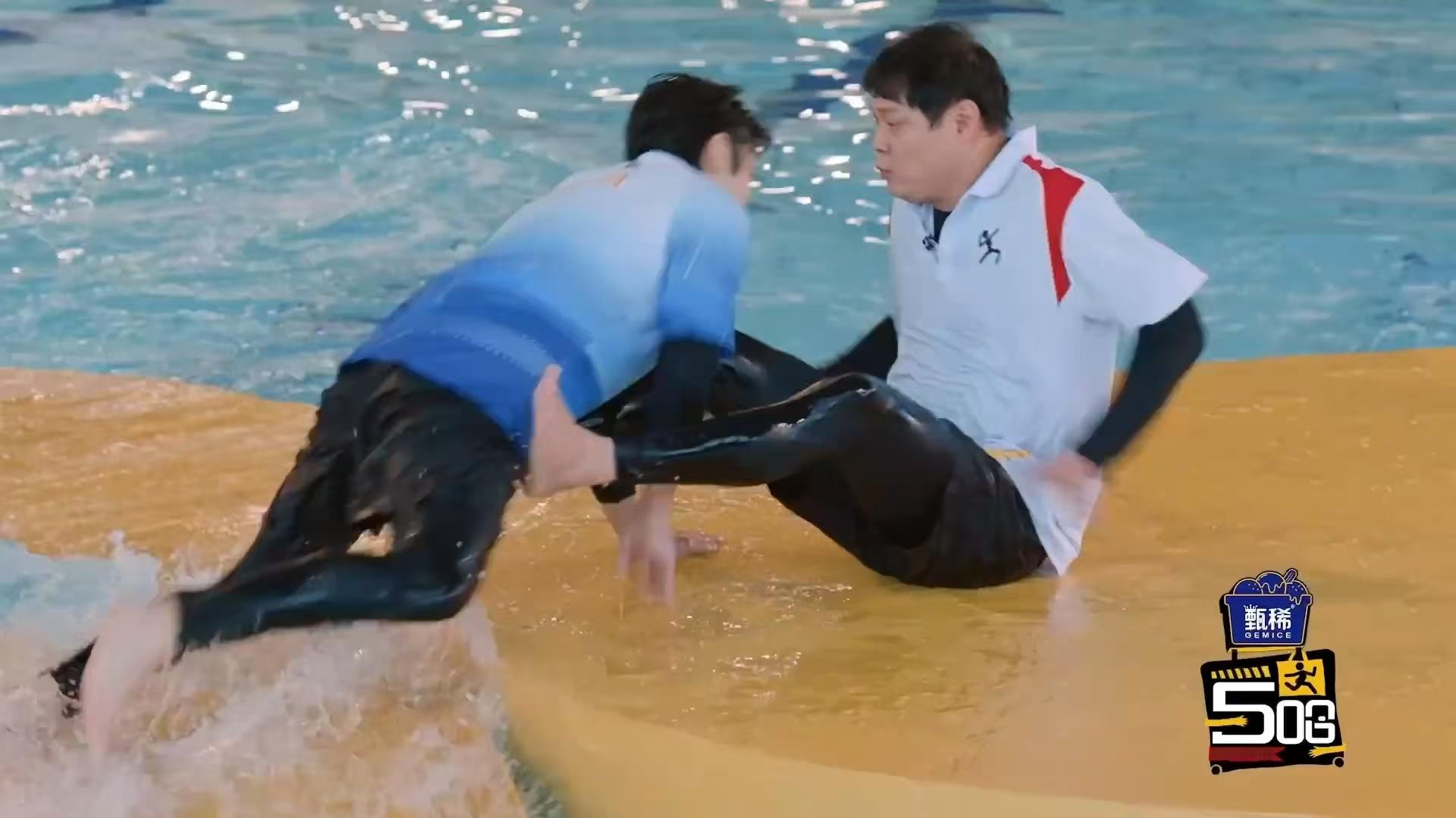 邓超陈赫鹿晗歌手队范志毅这次保住咪了哈哈哈哈哈 邓超的话筒会不会响？范志毅的咪会