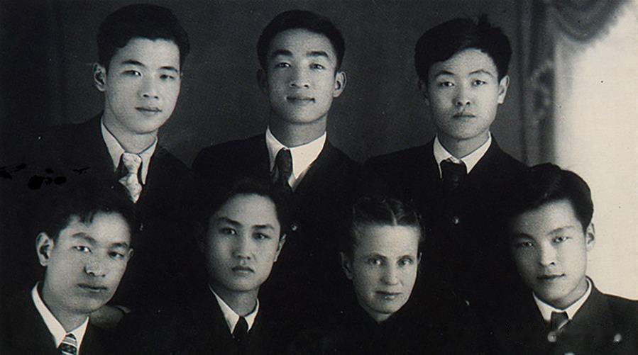 1949年6月1日，李鹏同志（后排左）在苏联伊万诺沃动力学院补习数理化及俄文时与
