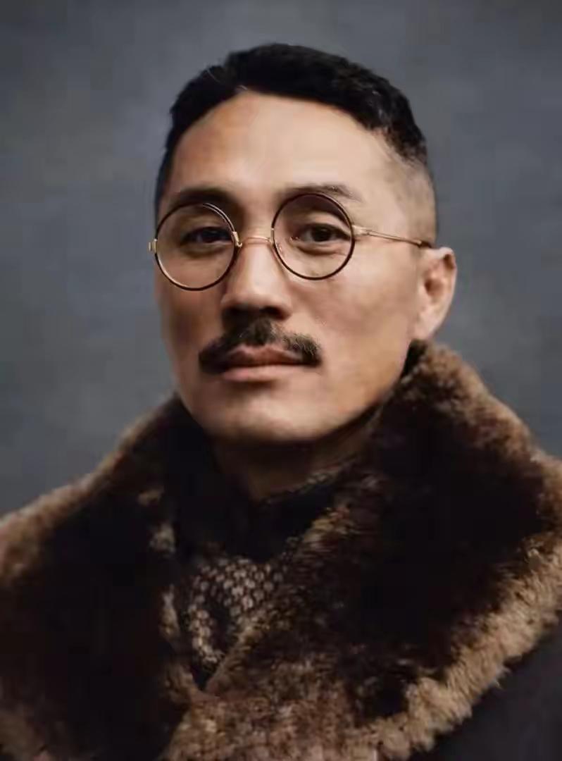 1934年，美女间谍把王亚樵勾引到了床上。岂料就在宽衣解带之时，她竟举起了手枪。