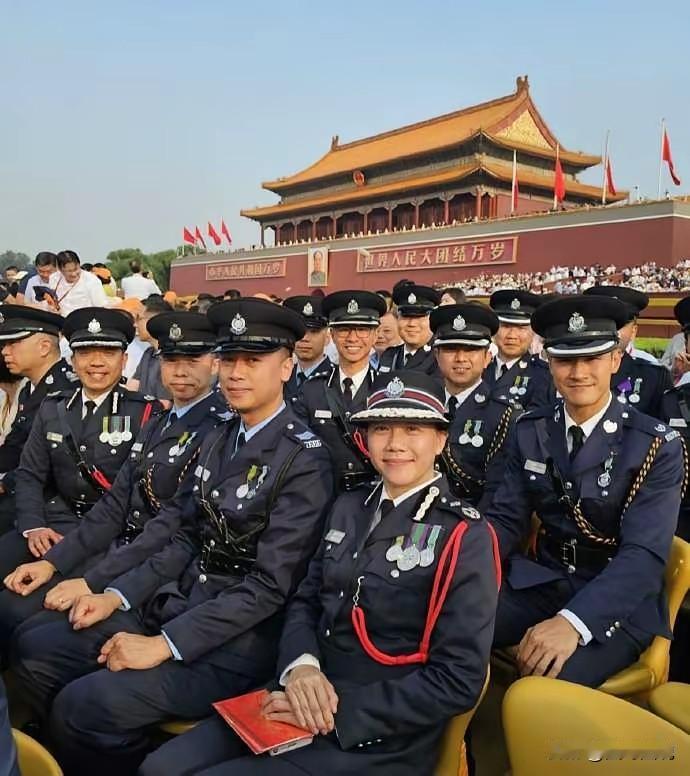 不知道香港的警官们看到如今强大的祖国会是什么感想？