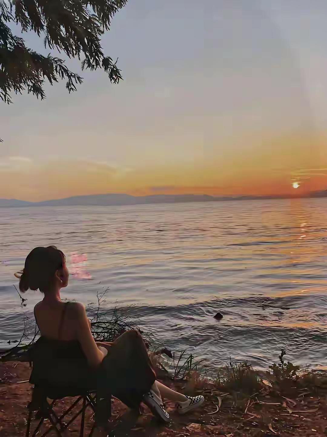 这辈子，最该善待的人只有一个。夜里的风，总是比白天冷一些。人熄了热闹的心思，突然