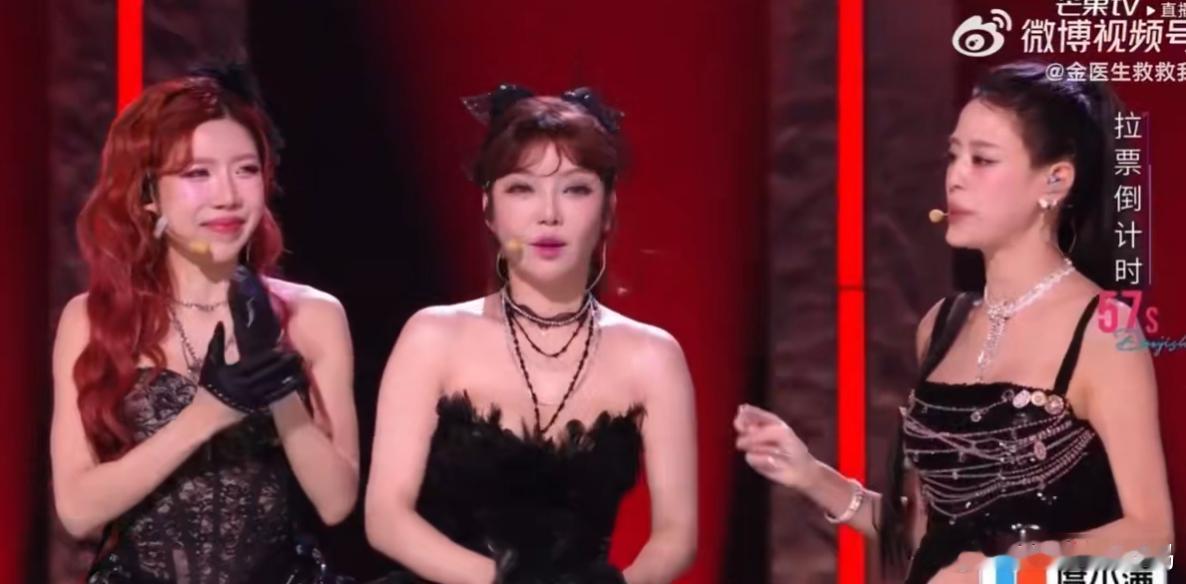 维妮娜显得谢娜好内向 维妮娜这波操作真的绝了！大艺术家拉票时，她刚唱跳完还能一边